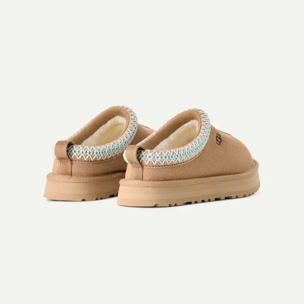 Size 4-Brand New UGG Tazz Big Kids Slipper Sand 1143776K-SAN - Picture 2 of 7